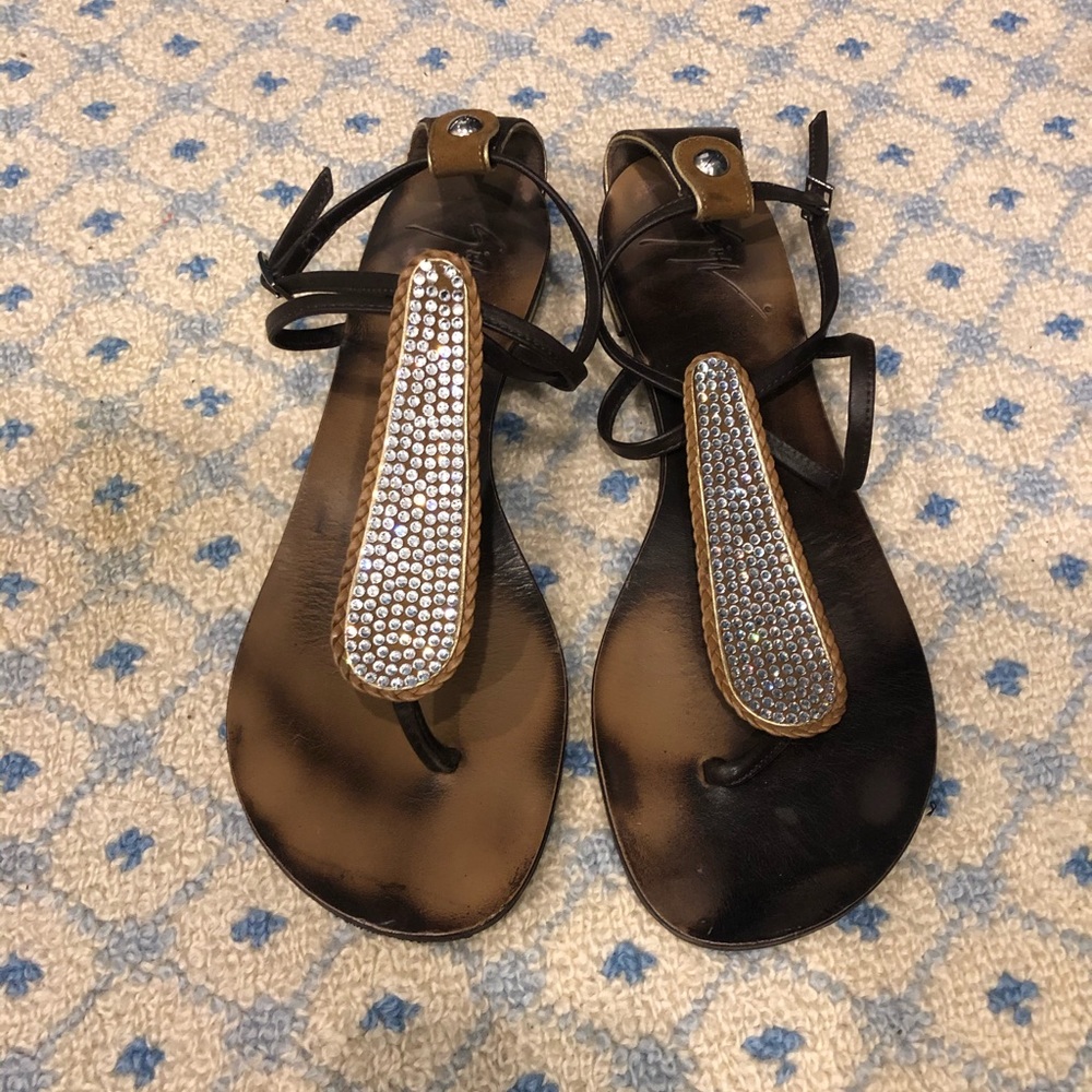 Flat sandals